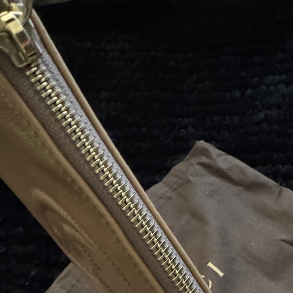 Authentic Gucci Taupe Patent Leather Wristlet Clutch - Picture 3 of 8